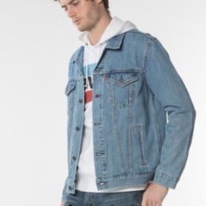NWT Levi’s Men’s M Trucker Denim Jacket 72334-0131